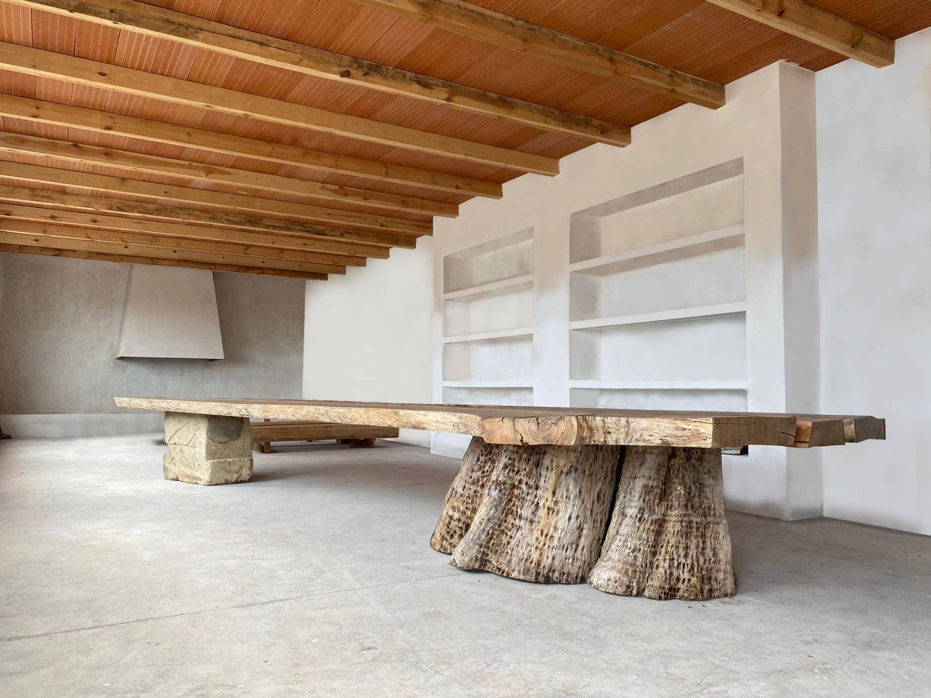 mesa de comedor de diseño en madera maciza