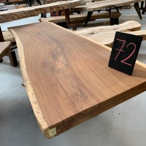 mesa de comedor de gran tamaño en madera natural