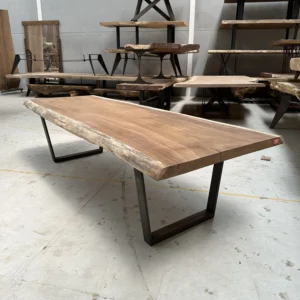 Mesa de comedor de madera iroko