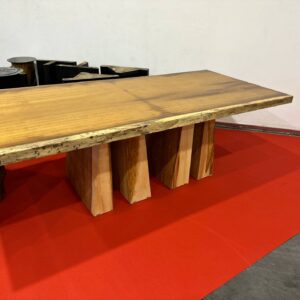 Mesa de comedor moderna de madera maciza de iroko, 240x110x6 cm, sólida y con bordes naturales irregulares
