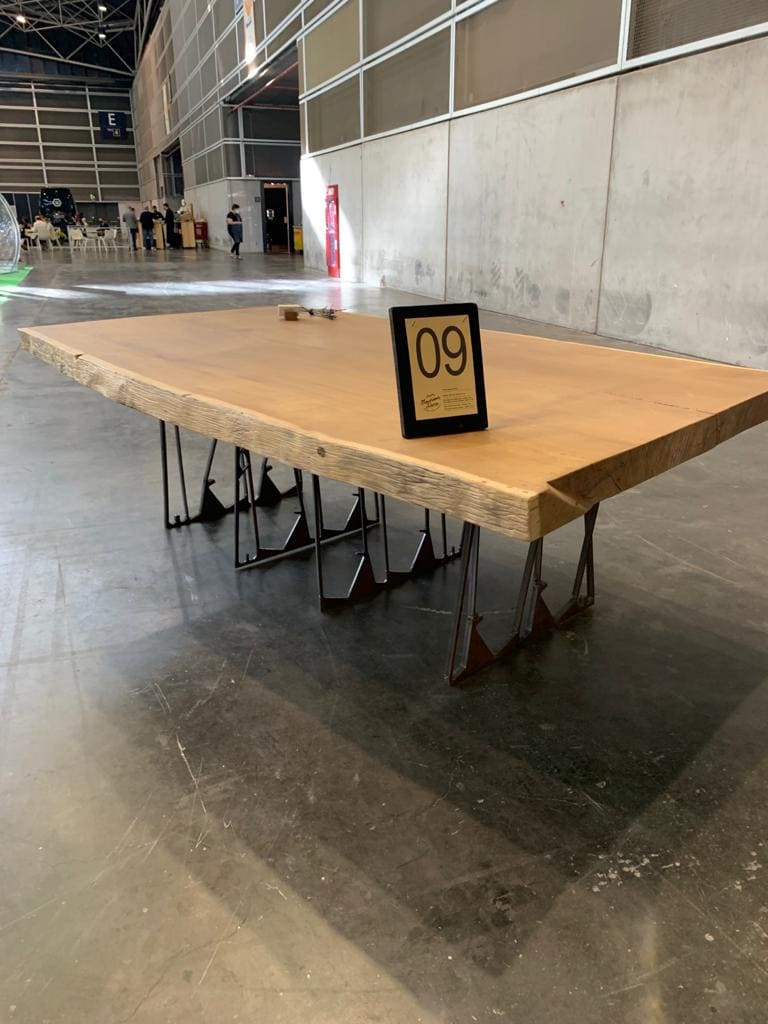 Mesa de comedor rectangular de iroko macizo, 250x135-149-132x9 cm, barniz incoloro mate, para aportar calidez y carácter al espacio"