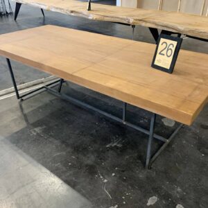 Mesa de comedor rectangular de madera maciza de iroko, 267x115x8 cm, completamente canteada y con patas de hierro