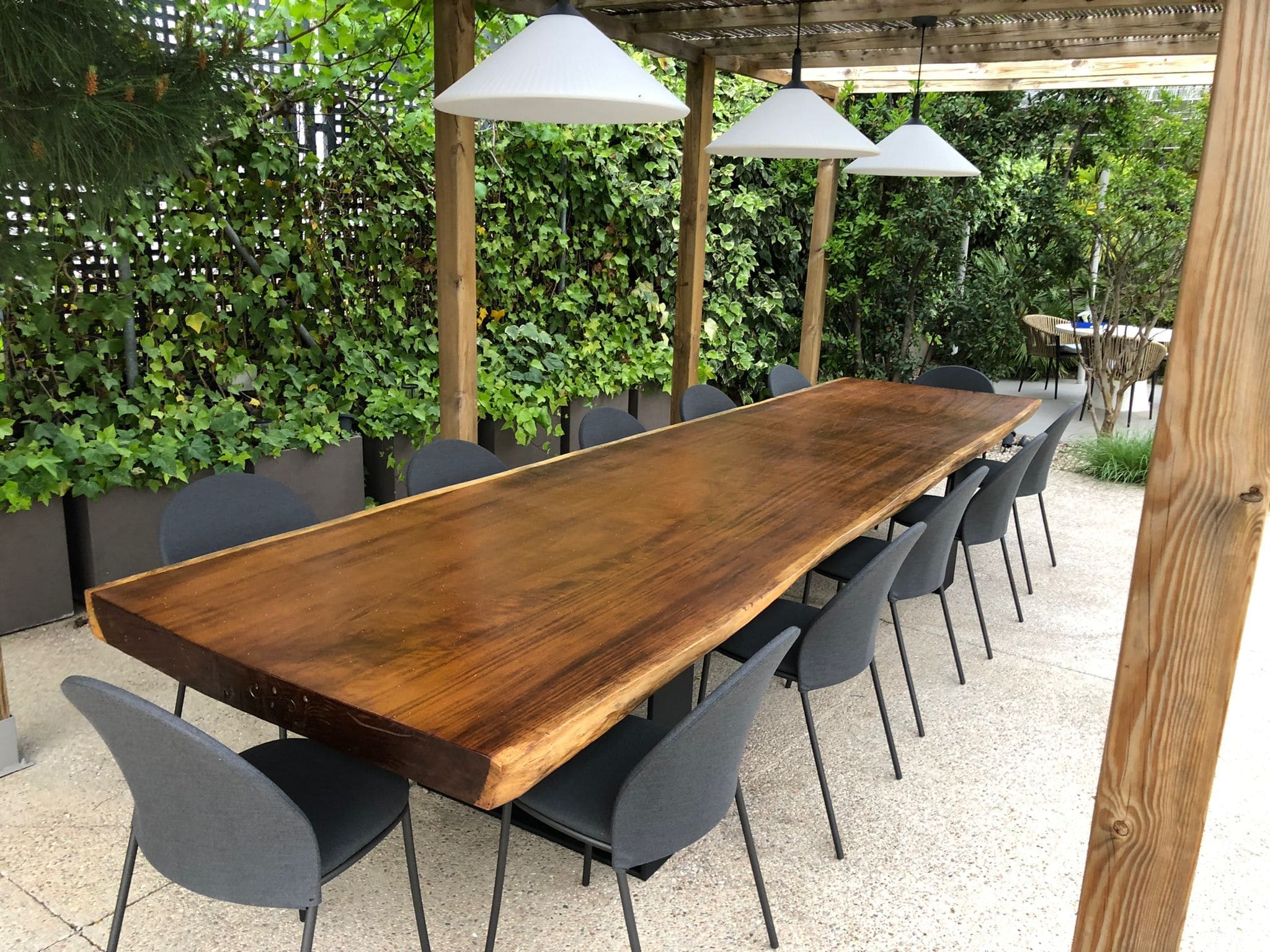 Mesa de diseño de comedor elegante de iroko macizo, 435 cm, con vetas naturales y acabado al aceite