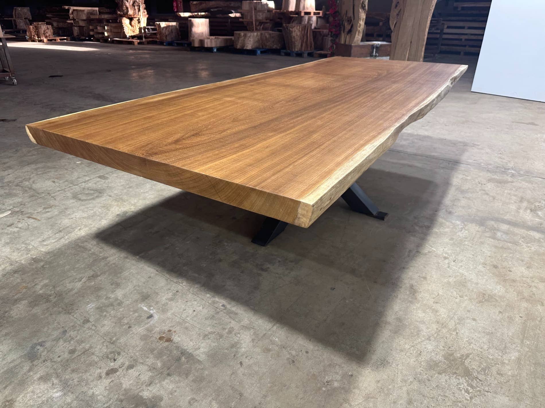 Mesa de comedor rústica de iroko, 340 cm, tablero de una sola pieza con vetas doradas